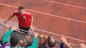 Gest golănesc al unui oficial de la CSA Steaua: a scuipat un copil din tribune! Imagini deplorabile de pe stadion | VIDEO