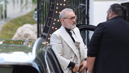 „Când ies pe stradă trebuie să fiu numărul 1”. Gigi Becali plătește o sumă uriașă, cât pensia lunară a lui Mitică Dragomir, pentru fiecare costum de lux