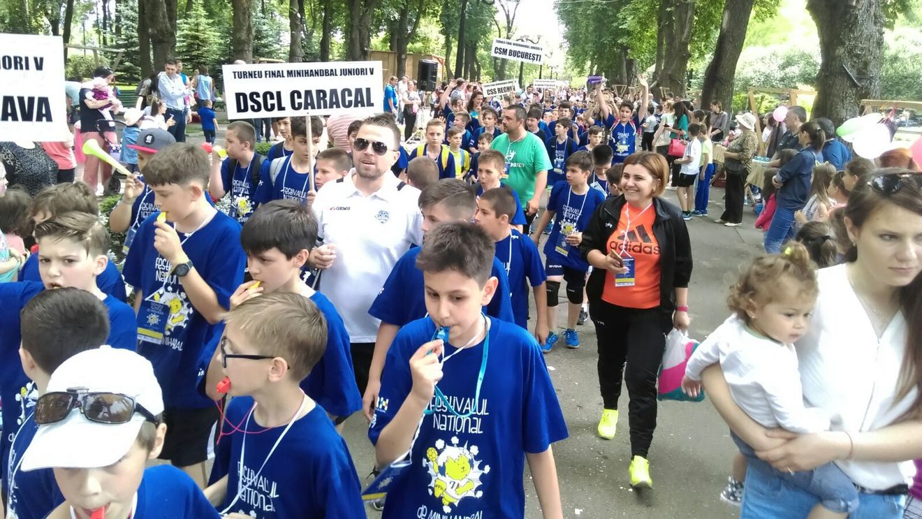 Hai la joacă! Festivalul Național de minihandbal de la Vaslui se desfășoară cu peste 400 de copii. În deschidere, "micuții" au defilat pe străzile orașului