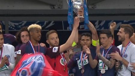 PSG a câștigat Cupa Franței și a făcut "tripla" pentru a treia oară în ultimii patru ani. VIDEO | Moment superb la final: căpitanul lui Les Herbiers a trăit cel mai frumos moment al carierei grație lui Thiago Silva. Când "granzii" își arată respectul pentru cei mici