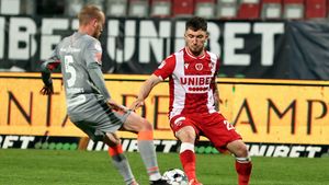 Deian Sorescu, dărâmat după ce a ratat un penalty în Dinamo - UTA Arad: „Au avut încredere în mine și i-am dezamăgit! Sunt foarte supărat”