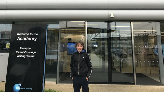"Wonderkid"-ul român remarcat de scouterii lui City în timpul unui trial, invitat să se pregătească la academia de pe Etihad. "Are atributele pe care le căutăm". Alte 3 cluburi din Premier League îl au "sub lupă" pe Theo Nicolae 