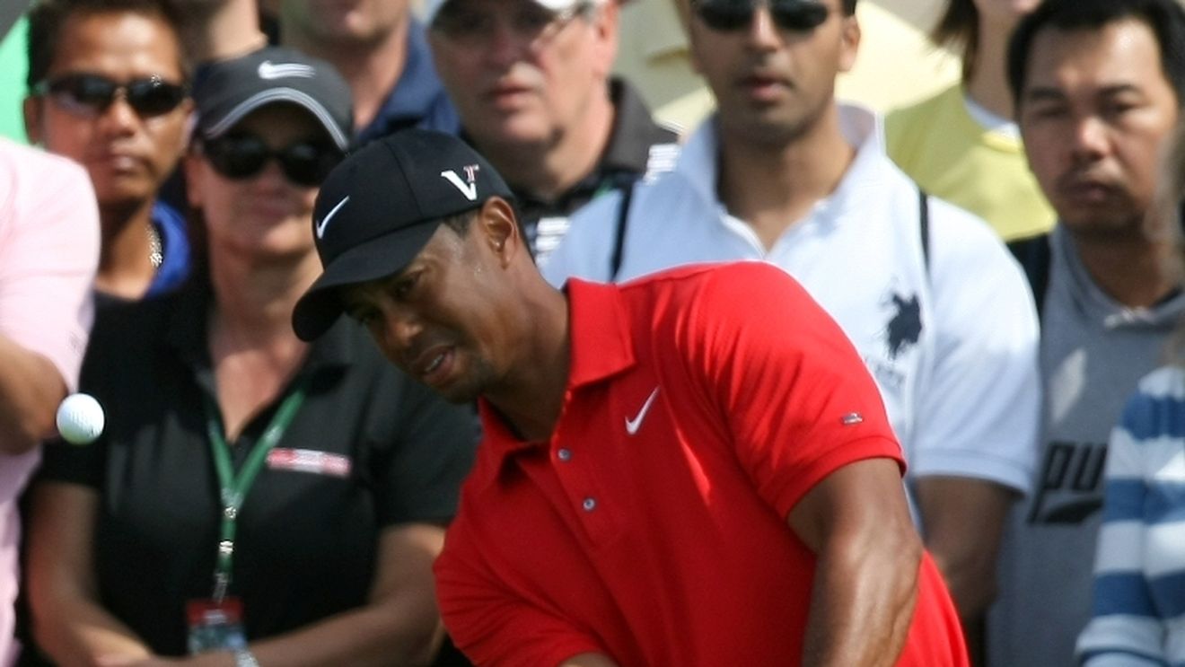Tiger Woods, amendat pentru că a SCUIPAT pe terenul de golf!** VIDEO