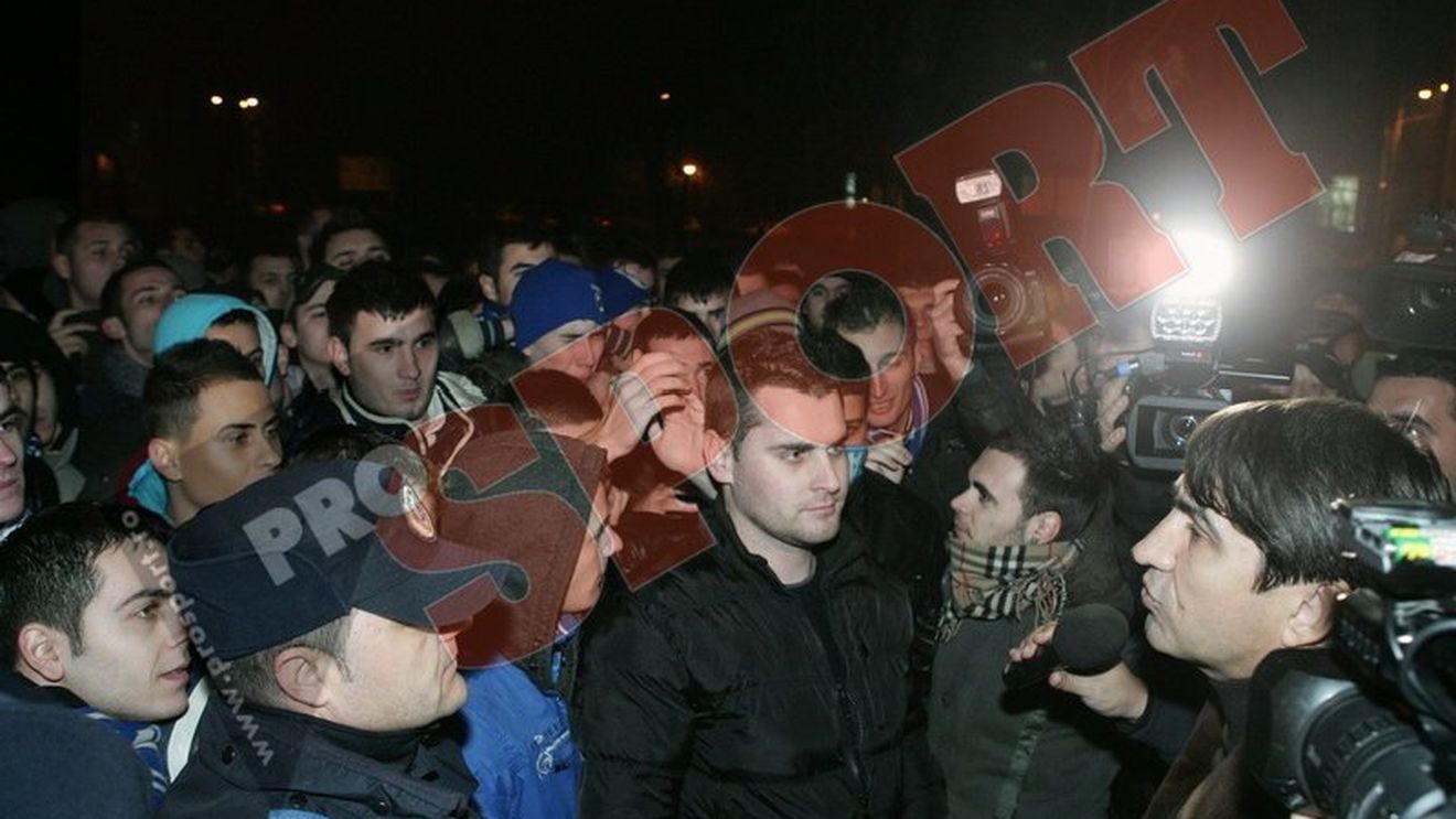 Mesaj pentru Mititelu! 150 de fani ai Științei l-au așteptat pe Piți la ieșirea de la conferință: **"Ale, ale, dacă Piți nu mai e, îți rupem picioarele"