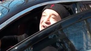 Gigi Becali s-a dat jos din Rolls-Royce-ul de 500.000 de euro şi a aruncat un potop de invective spre jurnalista care îl aştepta în fața Palatului: „Televiziune infractoare, mafioată”. VIDEO