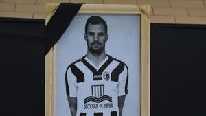 S-a aflat cauza decesului! A murit pe teren după ce a fost lovit cu mingea în piept, iar verdictul medicilor e crunt