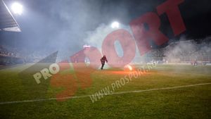 Fanii Rapidului nu s-au învățat minte:** au scăpat de suspendare după derby-ul cu Dinamo, dar au recidivat cu Petrolul! Ce sancțiuni riscă