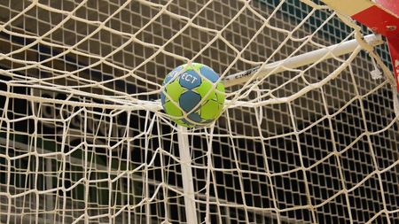 Incident grav în handbalul românesc. Un antrenor ar fi lovit un jucător de la echipa adversă