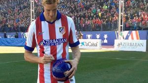FOTO | Nebunie la Madrid. Prezentarea lui Torres a umplut arena "Vicente Calderon"
