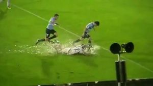 VIDEO Teren inundat?** Dacă domnul arbitrul ne cere să jucăm, atunci să... înotăm!