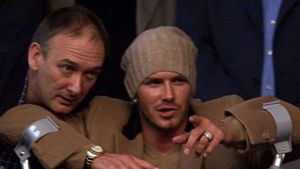 Scandalul interceptării telefoanelor:** tatăl lui David Beckham dă în judecată trustul lui Murdoch