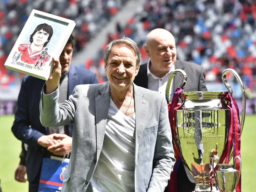 Tudorel Stoica premiat in pauza meciului de fotbal dintre Steaua Bucuresti si Unirea Slobozia, contand pentru Play-off-ul Ligii a-2-a Casa Pariurilor, desfasurat pe Stadionul Steaua-Ghencea din Bucuresti, duminica 8 mai 2022. © FOTO:Razvan Pasarica/SPORT PICTURES