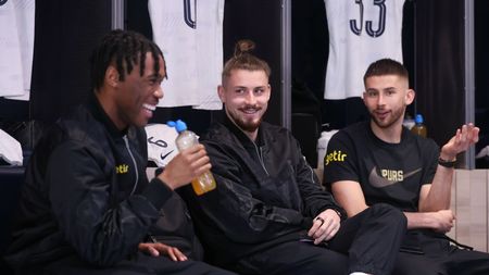 Englezii scriu despre dilema Radu Drăgușin. Decizia luată de Ange Postecoglu în privința lui: „În definitiv, a fost adus doar ca variantă de rezervă pentru cei doi”