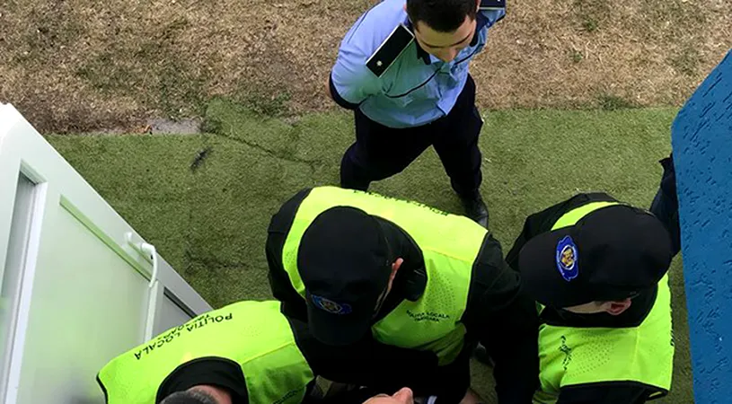 Meciul dintre ACS Poli și Aerostar a degenerat într-un scandal-monstru.** Arbitrul a fluierat finalul mai devreme și apoi a revenit asupra deciziei. Birlică, ținut de polițiștii comunitari