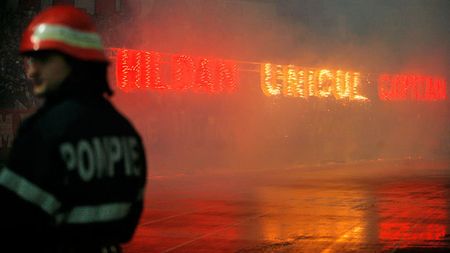 Galeria "câinilor" a continuat protestele și la Mioveni:** "Nimeni la derby-ul cu Steaua!"