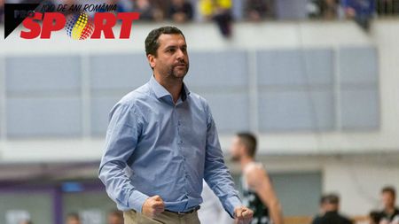 Povestea lui Super-Dan. A crescut într-un oraș în care 400 de suflete se înghesuiau într-o sală de 100 de locuri. "L-am avut pe tata antrenor și mă cam trimitea acasă de la antrenamente, că nu sunt suficient de valoros" Dan Fleșeriu a dus o grupă de fete de 8 ani până pe 7 în LNBF, acum e creierul liderului CSU Sibiu | #România100