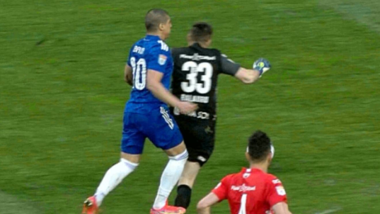 Eroare mare de arbitraj la Craiova! Cum a ajuns să deschidă scorul echipa lui Nicolo Napoli cu UTA, în loc să rămână în zece oameni: „Cât tupeu poți să ai?” | VIDEO