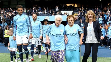 VIDEO | Surorile Vera și Olga au împreună 200 de ani, dar fotbalul le menține în formă maximă! Moment impresionant pe Ettihad: cele mai bătrâne fane ale lui Manchester City au însoțit pe gazon jucătorii lui Pep Guardiola 