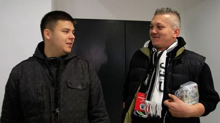 Suporterii 'U'nicat!** Când a văzut gestul fanilor, antrenorul 'șepcilor' a început să plângă! Eforturile sunt însă inutile: de azi, jucătorii își pot depune memorii