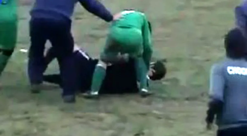 Violențele continuă pe terenurile de fotbal din România: arbitrii, bătuți crunt de patronul gazdelor!** 