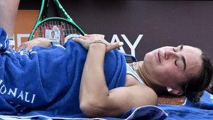 Aryna Sabalenka, prăbușită de durere în meciul cu Sorana Cîrstea. Momentul când liderul WTA a cerut intervenția medicului la Roma