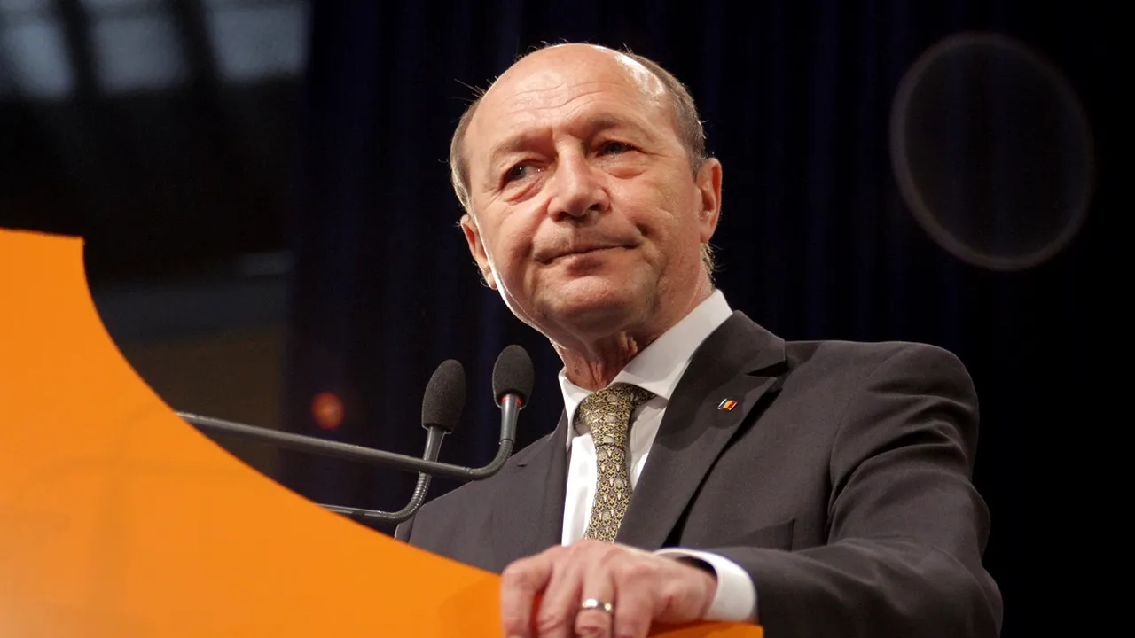„Ce faci, mă, ne laşi la greu?”. Traian Băsescu l-a luat tare pe milionarul din fotbalul românesc
