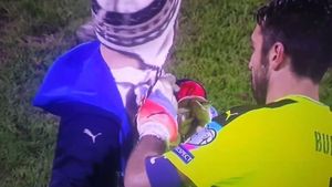 Moment UNIC în istoria fotbalului! Gestul lui Buffon după ce un fan a intrat pe teren face înconjurul internetului. VIDEO | Ce făcea legenda Italiei în timp ce colegii săi marcau pe bandă rulantă