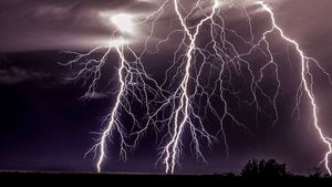 Nocturna stadionului din Mediaș a fost lovită de fulger! Meciul s-a reluat în cele din urmă, dar instalația a fost serios avariată