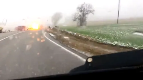 VIDEO Nu te vei mai grăbi nicăieri după ce vezi asta!** I-a explodat mașina în timp ce încerca să facă o depășire