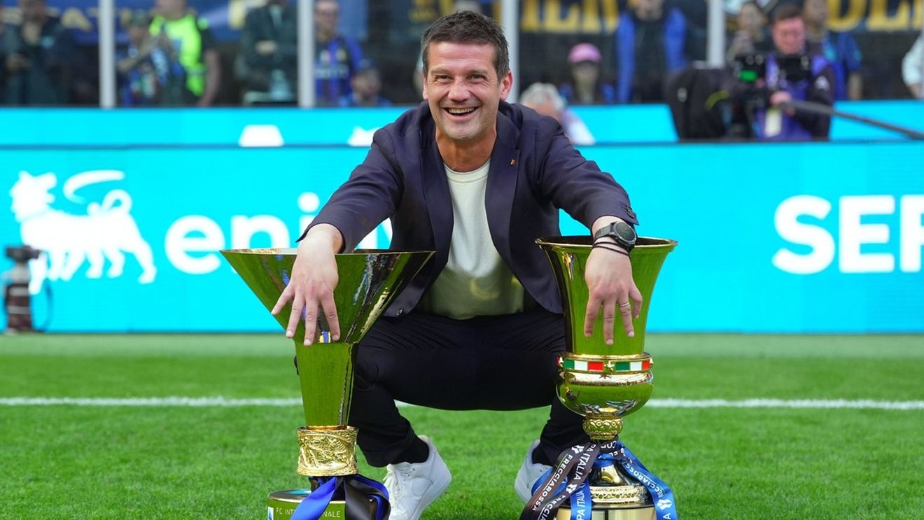 Chivu n-a scăpat. Ce a pățit în timpul interviului TV: „Water bomb!”
