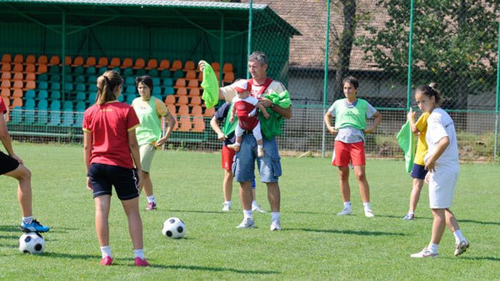 Fetele le-au luat-o înainte! Olimpia Cluj, în "16"-imile Ligii Campionilor, unde au dat peste "BarÃ§a" fotbalului feminin!** Componentele clubului francez, comparate cu Zidane și Ibrahimovic