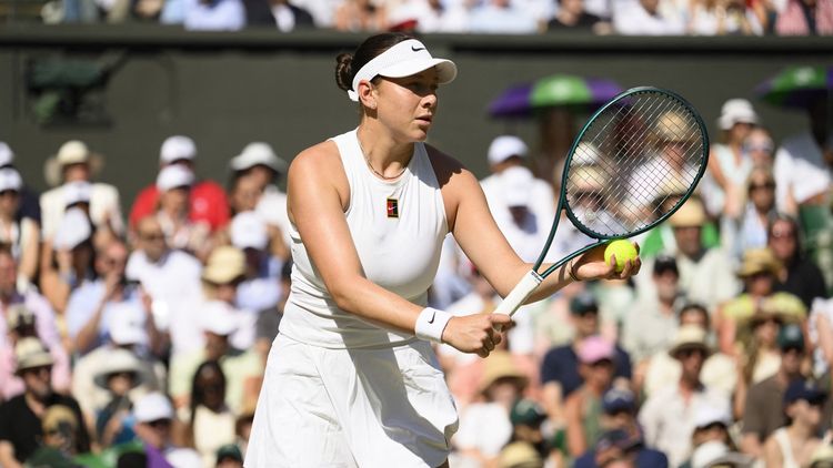 Frumoasa Amanda Anisimova a dezvăluit problemele hormonale pe care le are și cum arată fața ei, de fapt, din cauza acneei