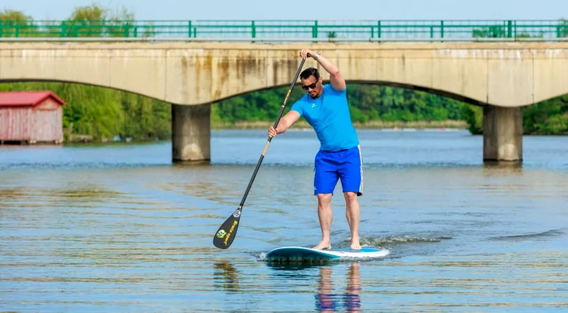 Cu o placă de 3000 de lei poți învăța practicarea unui viitor sport olimpic: stand-up paddle! Primul mare concurs va avea loc pe lacul Snagov: „Putem spera la medalii olimpice”