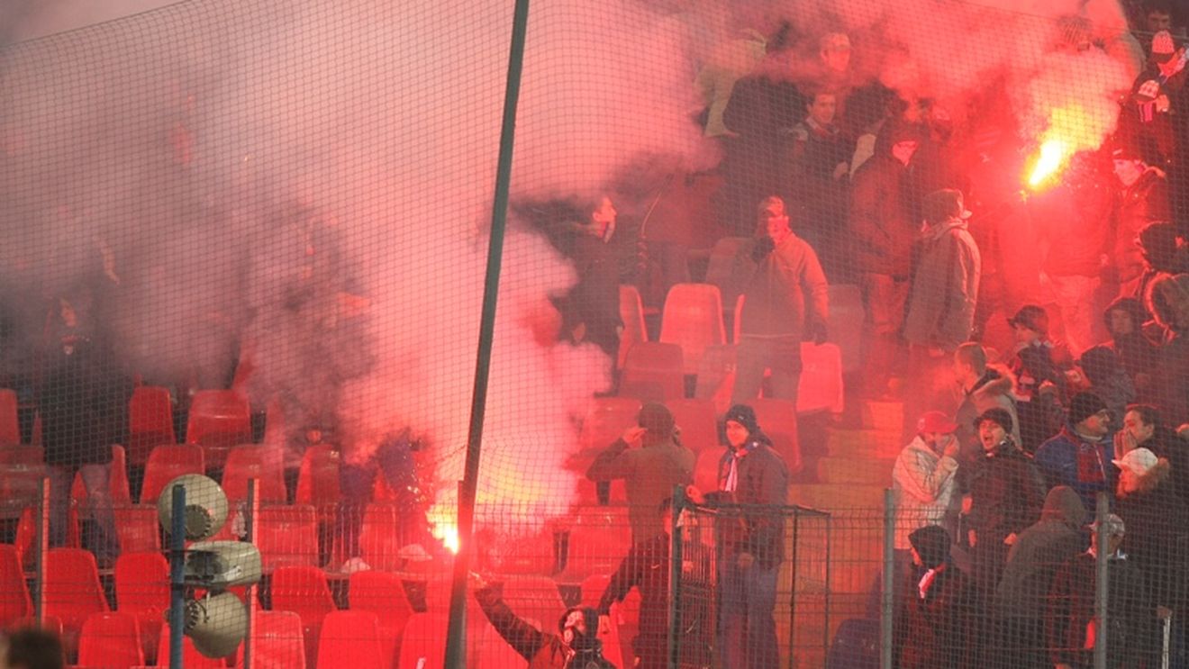 Suporterii au aruncat cu o torță înspre Pițurcă:** "Ieși afară, javră ordinară!"