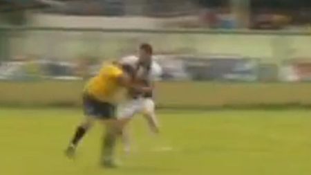 VIDEO Un jucător a înnebunit de furie și i-a aplicat o corecție centralului!** A fost scos în cătușe de pe teren