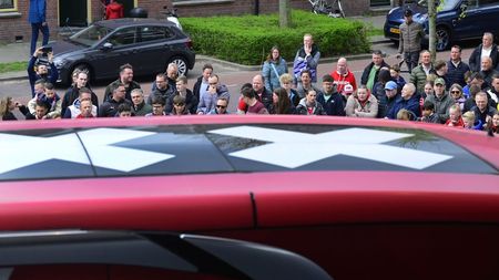 Pasagerilor nu le-a venit să creadă când l-au văzut pe celebrul milionar în autobuzul din capitala țării