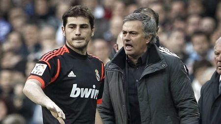 FOTO: O imagine care nu s-a văzut la TV și care confirmă "războiul" dintre Iker Casillas și Mourinho!** Ce s-a întâmplat pe banca de rezerve la ultimul meci