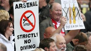 De necrezut!** Nu mai știu nici cum arată un trofeu, dar șefii îl țin în palmă: "Suntem mândri de recordul echipei!" Wenger le-a închis gura cu un simplu calcul