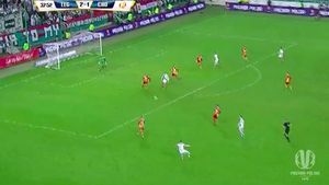 Budescu, ia lecții! Așa se dă un gol, fără să vrei! :) "Bijuteria" reușită de un polonez, golul anului în Europa