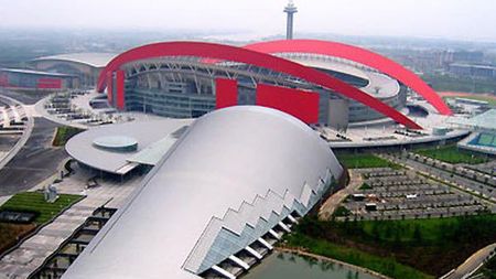 Vă vine să credeți? FOTO** Un fotbalist român face spectacol pe "bijuteria" asta de stadion! A costat doar 105 milioane â‚¬