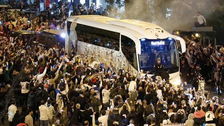 Tensiuni uriașe între jucătorii și fanii lui Real Madrid. Poliția a fost chemată la baza de pregătire a ibericilor