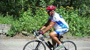 VIDEO ProSport Raport. La 75 de ani, a urcat de trei ori pe Transalpina și pe Transfăgărășan. Marin Cenușă, veteranul "Cu Bicicleta la Mare": "Regret că m-am apucat prea târziu de pedalat"