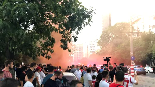 Atmosferă superbă în „Ștefan cel Mare”. Fanii dinamoviști i-au așteptat pe jucători la intrarea în stadion, cu torțe și fumigene, înainte de meciul cu FC Botoșani | FOTO & VIDEO