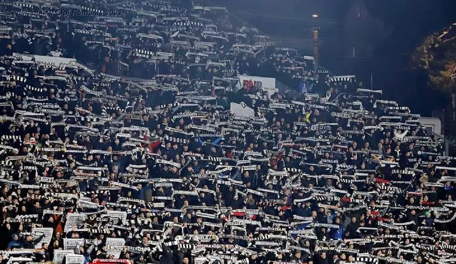 Scenografie specială, „cu tentă”, realizată de fanii „Șepcilor Roșii” la meciul Sepsi - U Cluj din finala Cupei României! | FOTO
