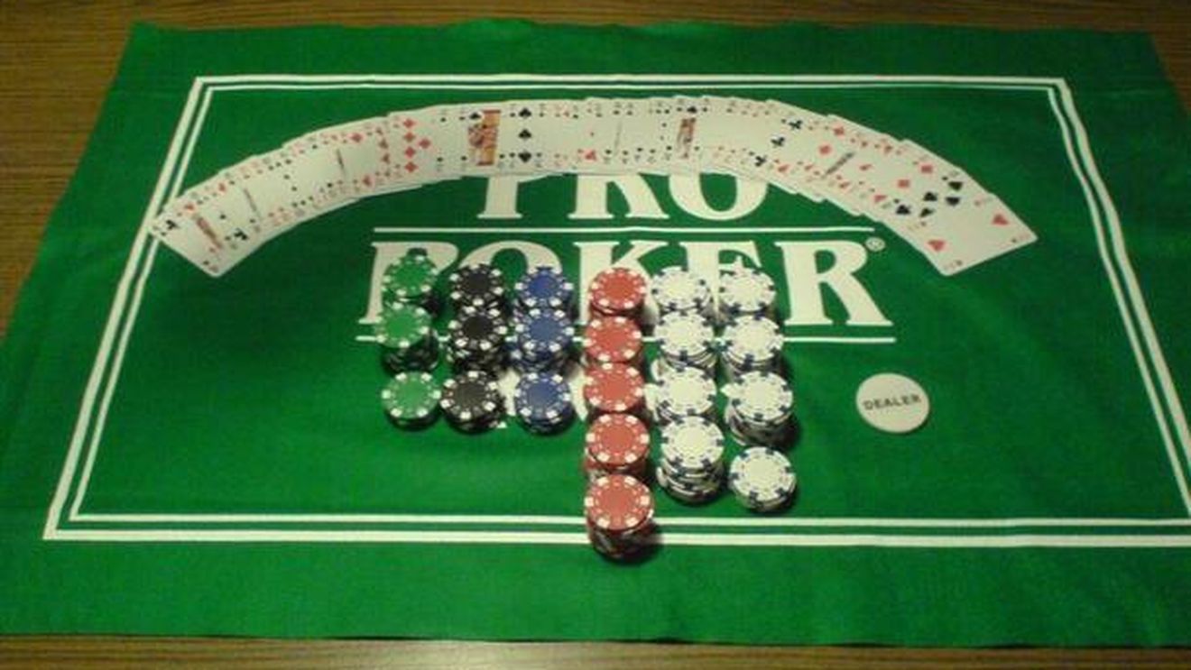 Începând cu 2 mai 2010, presa are propriul său turneu de poker