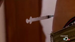 VIDEO Testează pe propria piele steroizii înainte de a-i vinde către sportivi! "Cancerul" se produce în subteran: un reportaj care te înfioară