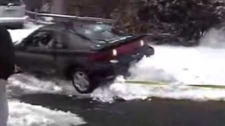 VIDEO** A vrut să-l tracteze, dar i-a făcut PRAF mașina