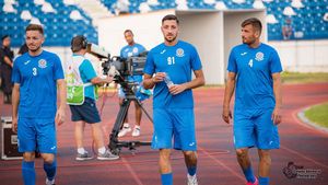 Sentința primită de fotbalistul reținut 24 de ore de poliție după ce și-a privat fosta iubită de libertate. Jucătorul crescut de Poli Iași a scăpat de arestul preventiv, însă își poate lua adio de la contractul cu actuala sa echipă