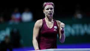 Înlocuitoarea Simonei Halep a dat lovitura la Singapore. A revenit de la 1-6, 0-2 și a scris o filă de istorie a carierei. Clasamentul Grupei Roșii după prima etapă