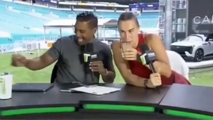 Aryna Sabalenka a băut un cocktail cu alcool, în direct, la TV, la interviul de după meci: "E antrenorul pe aici?"